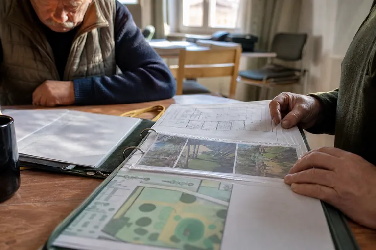 Mappe mit Übergabeprotokoll, Zählerfoto und Gartenplan auf einem Schreibtisch